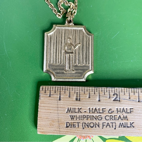 70s Medallion Necklace - Picture 4 of 7